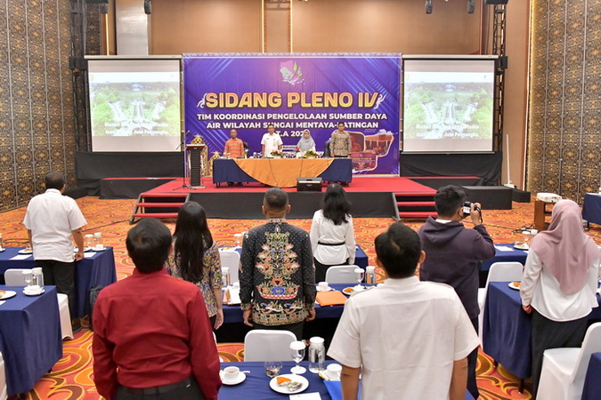 Kepala Bappedalitbang Prov. Kalteng Leonard S. Ampung Buka Rapat Komisi dan Sidang Pleno IV