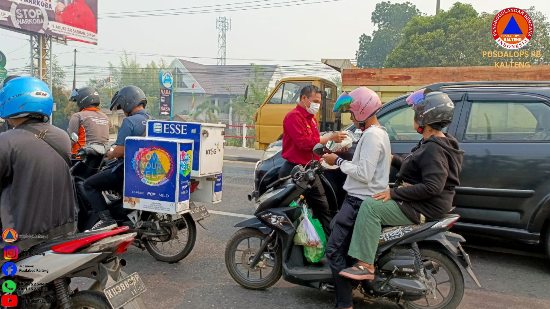 Satgas Pengendalian Karhutla Bagikan Masker