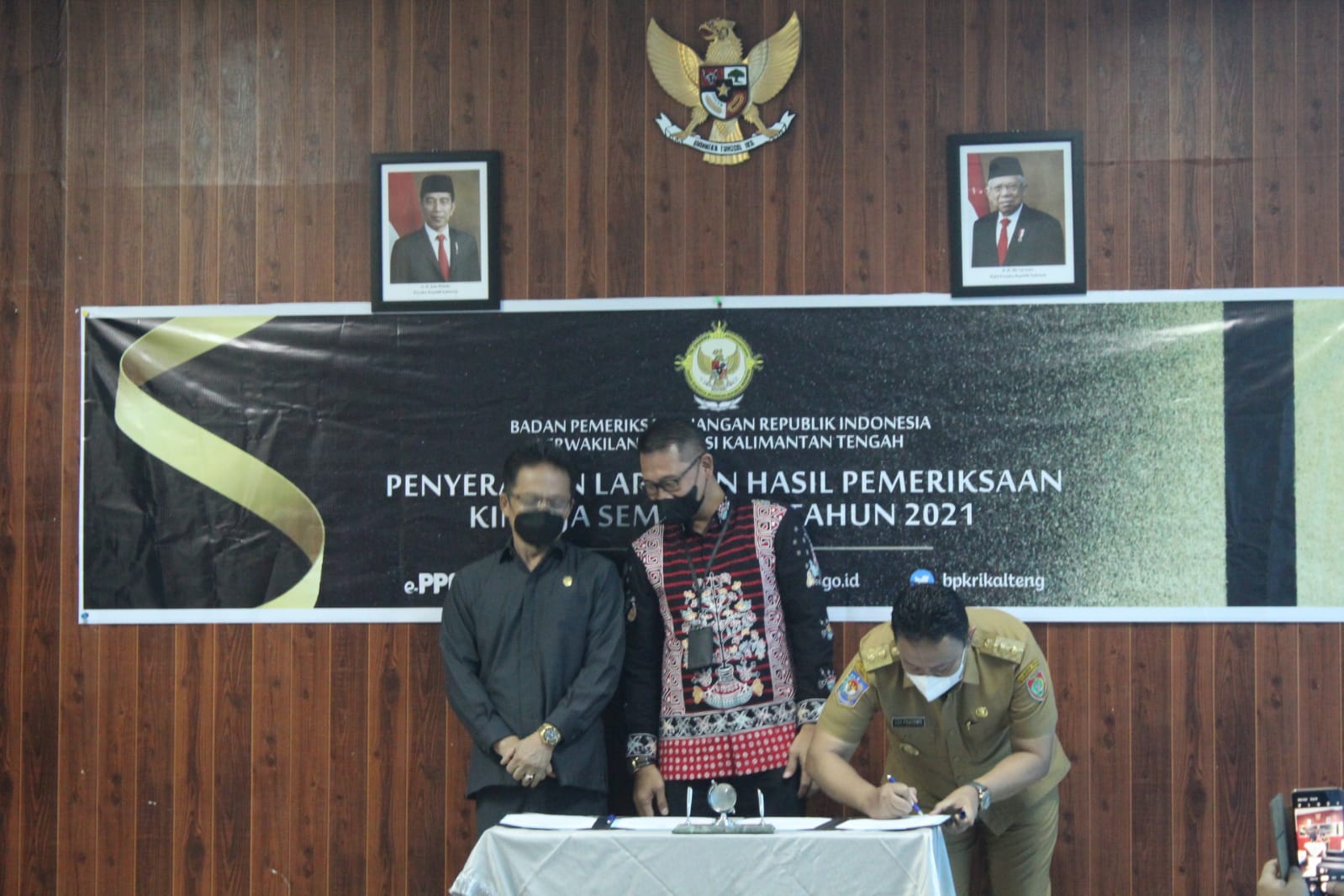 Pemerintah Provinsi Kalteng Terima Penyerahan LHP Kinerja Pelaksanaan Vaksinasi Covid-19