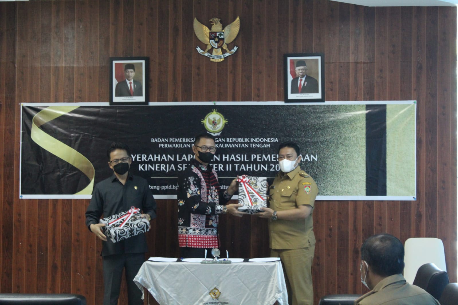 Pemerintah Provinsi Kalteng Terima Penyerahan LHP Kinerja Pelaksanaan Vaksinasi Covid-19