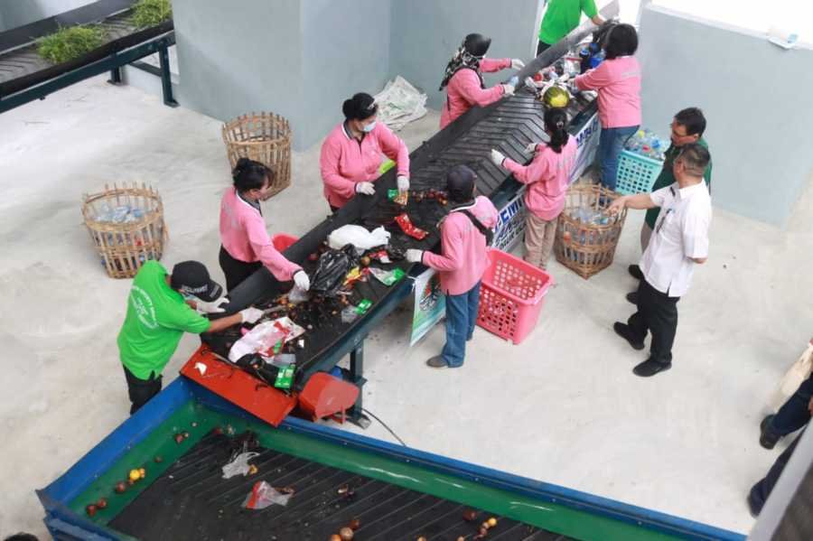 Wagub Kalteng Edy Pratowo Hadiri Peresmian Pusat Daur Ulang Sampah