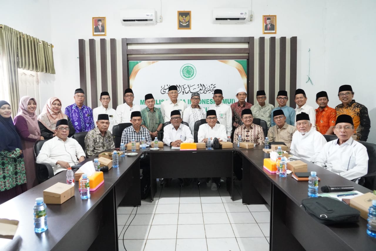Plt. Sekda Prov. Kalteng M. Katma F. Dirun Buka Evaluasi dan Monitoring Dewan Pimpinan Majelis Ulama Indonesia Kalteng
