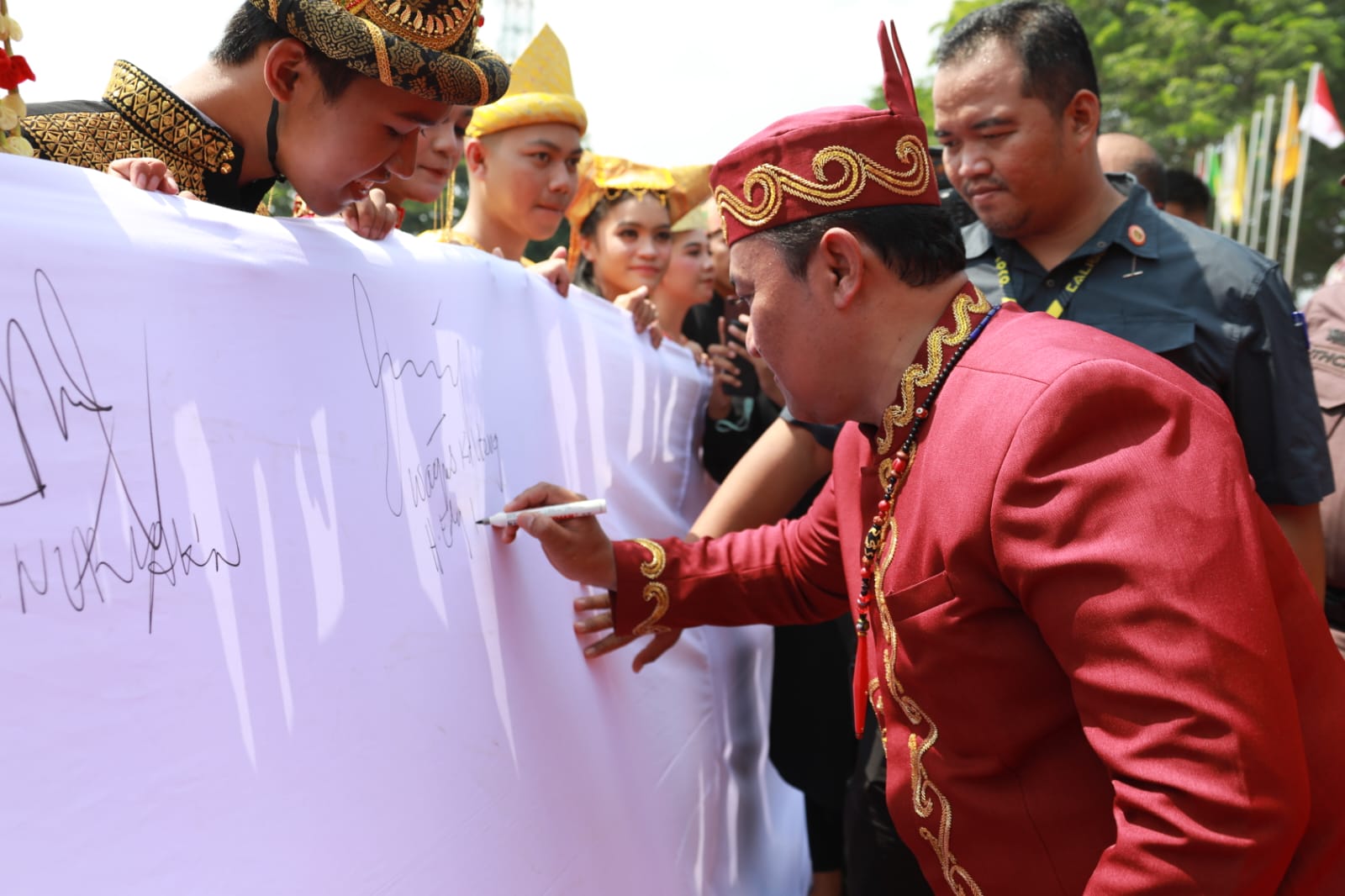 Wagub Kalteng Edy Pratowo Tandatangani Ikrar Bersama Anak Bangsa