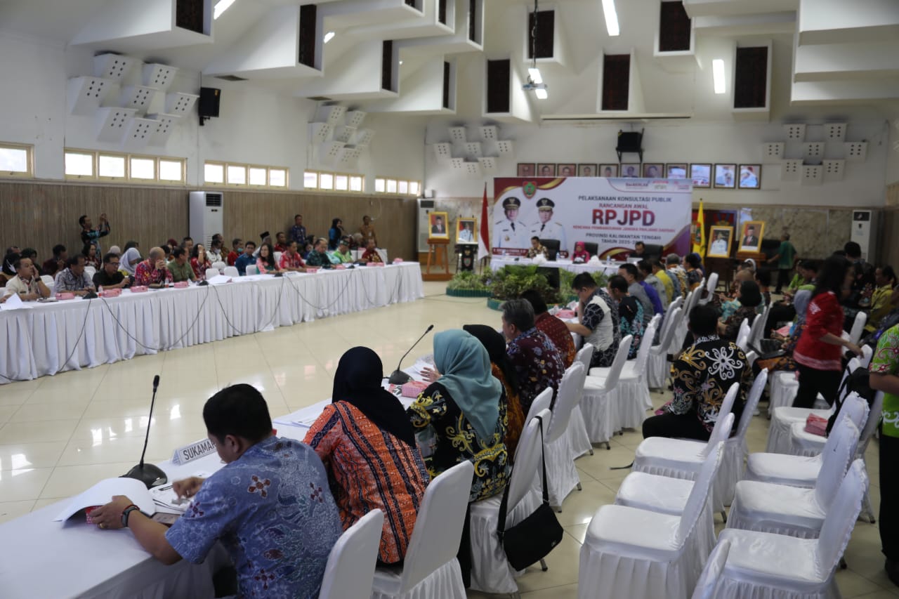 Asisten Ekbang Sri Widanarni Buka Konsultasi Publik Rancangan Awal RPJPD Provinsi Kalteng Tahun 2025-2045