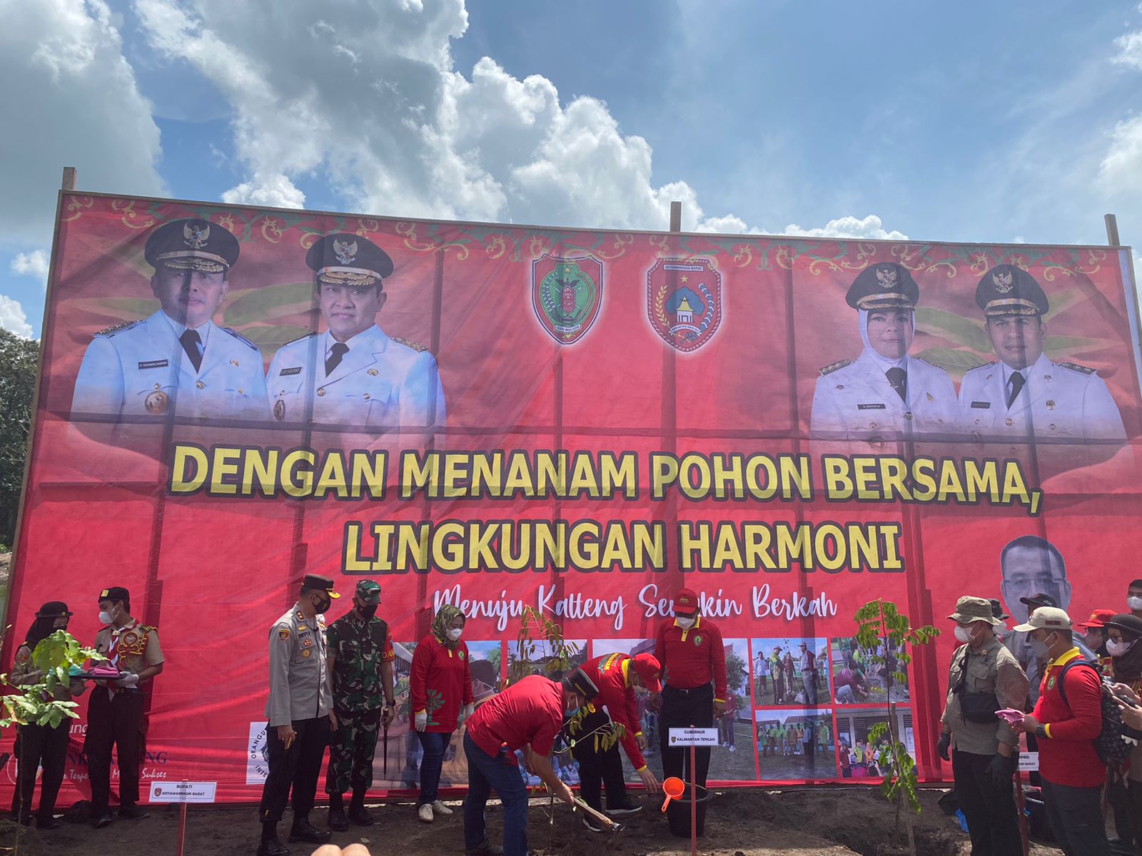 Gubernur Kalteng H. Sugianto Sabran Bersama Pemerintah Kabupaten Kotawaringin Barat Lakukan Gerakan Tanam Pohon