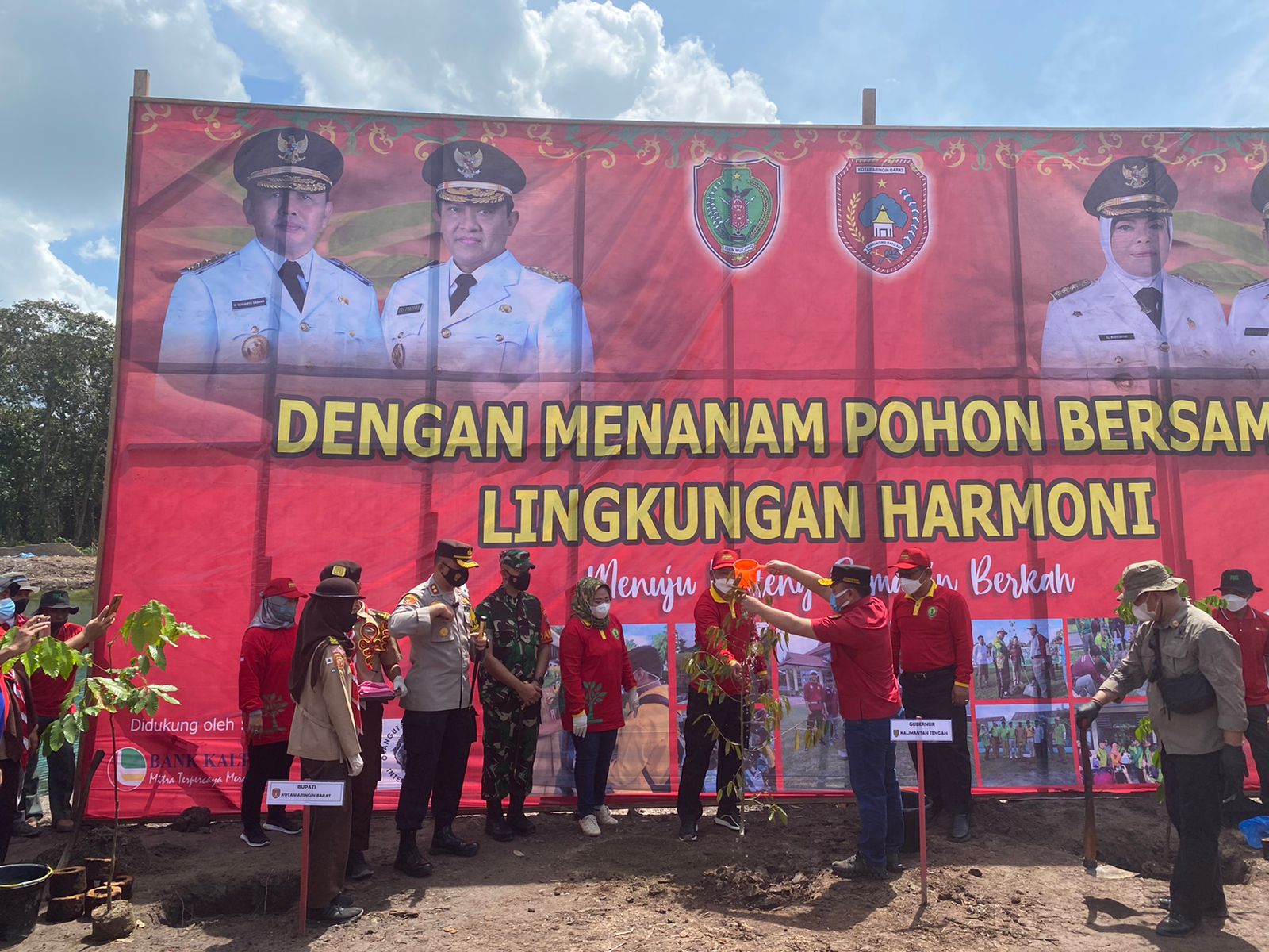 Gubernur Kalteng H. Sugianto Sabran Bersama Pemerintah Kabupaten Kotawaringin Barat Lakukan Gerakan Tanam Pohon