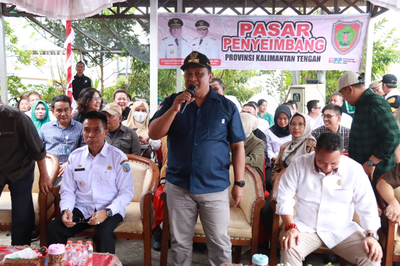 Wagub Edy Pratowo Buka Pasar Penyeimbang, Pasar Murah dan Operasi Pasar di Halaman Kantor Kelurahan Beriwit