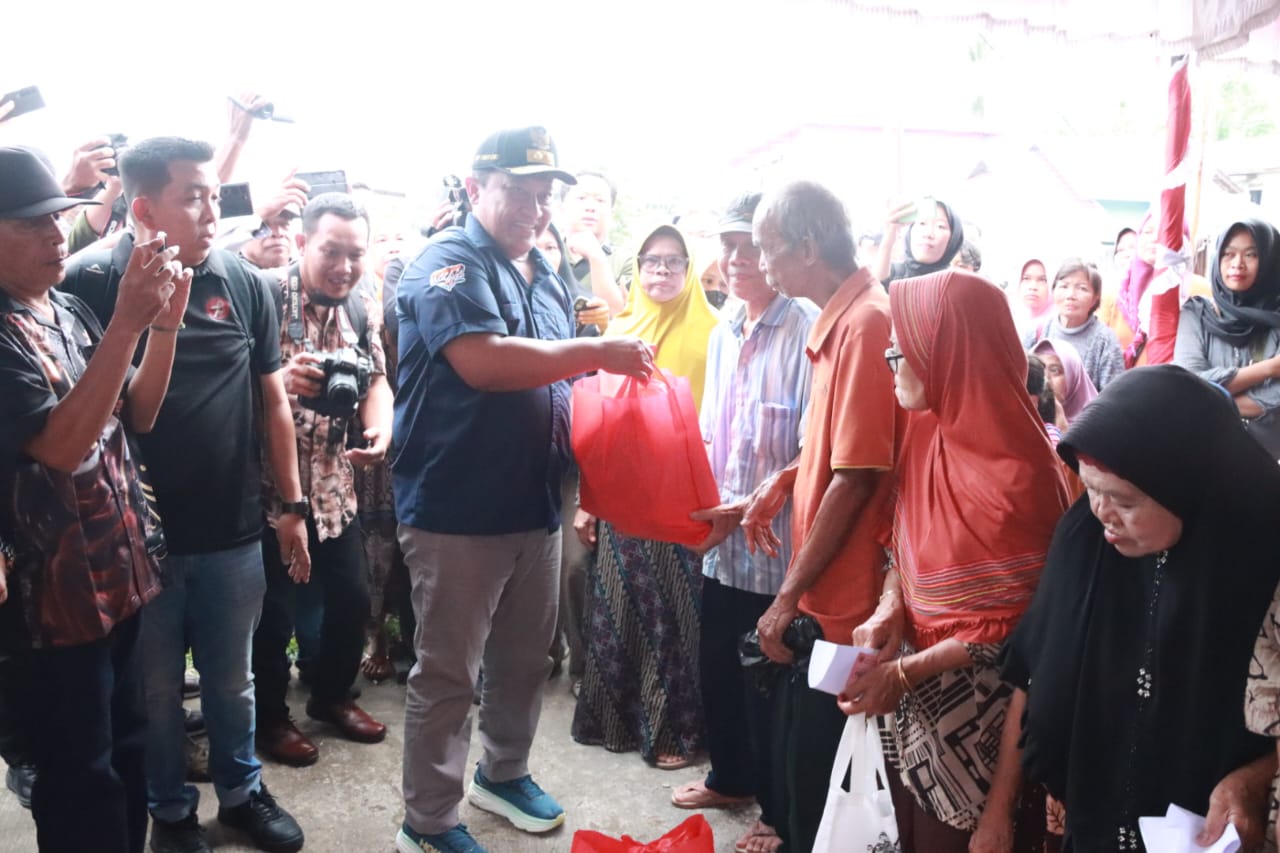 Wagub Edy Pratowo Buka Pasar Penyeimbang, Pasar Murah dan Operasi Pasar di Halaman Kantor Kelurahan Beriwit