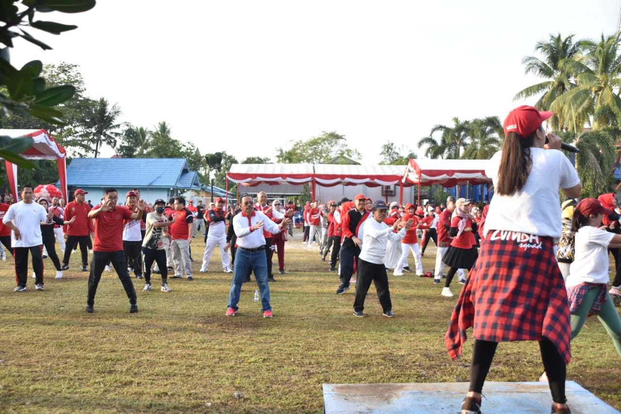 Sekda Prov. Kalteng Nuryakin Buka Kegiatan Gerakan Pembagian Bendera Merah Putih