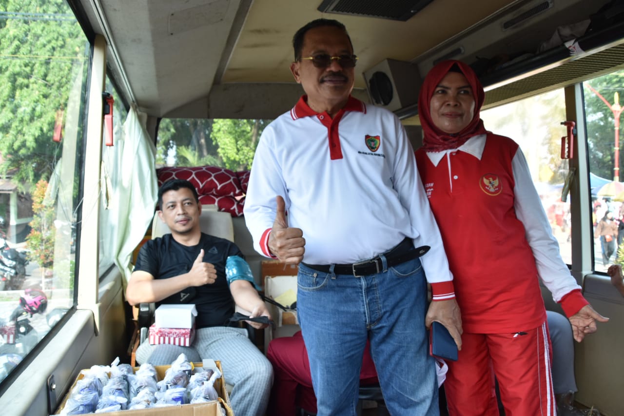 Sekda Prov. Kalteng Nuryakin Buka Kegiatan Gerakan Pembagian Bendera Merah Putih