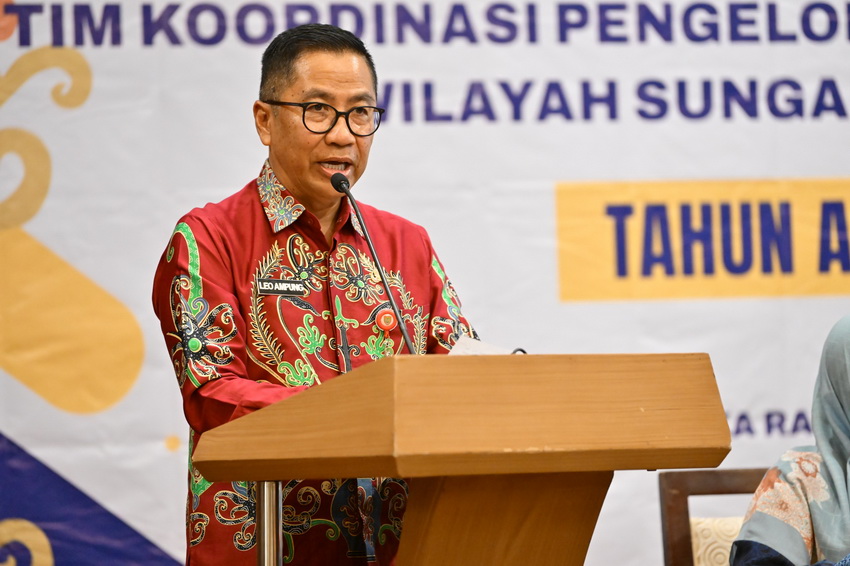 Ketua TKPSDA Wilayah Sungai Jelai-Kendawangan Leonard S. Ampung Buka Rapat Komisi dan Sidang Pleno III TKPSDA Wilayah Sungai Jelai–Kendawangan