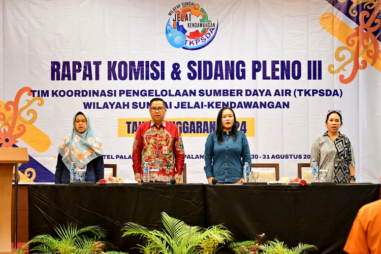 Ketua TKPSDA Wilayah Sungai Jelai-Kendawangan Leonard S. Ampung Buka Rapat Komisi dan Sidang Pleno III TKPSDA Wilayah Sungai Jelai–Kendawangan