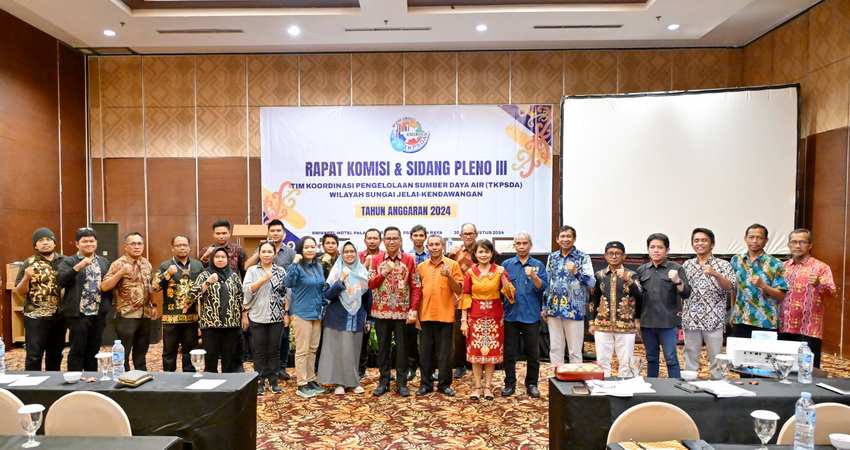Ketua TKPSDA Wilayah Sungai Jelai-Kendawangan Leonard S. Ampung Buka Rapat Komisi dan Sidang Pleno III TKPSDA Wilayah Sungai Jelai–Kendawangan