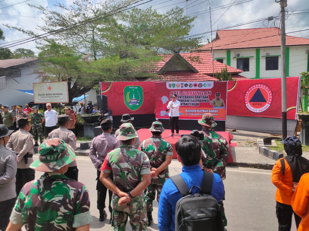 Gubernur Kalteng Pimpin Apel Gabungan Dan Penyerahan Bansos Pemprov Kalteng Untuk Penanganan Bencana Banjir