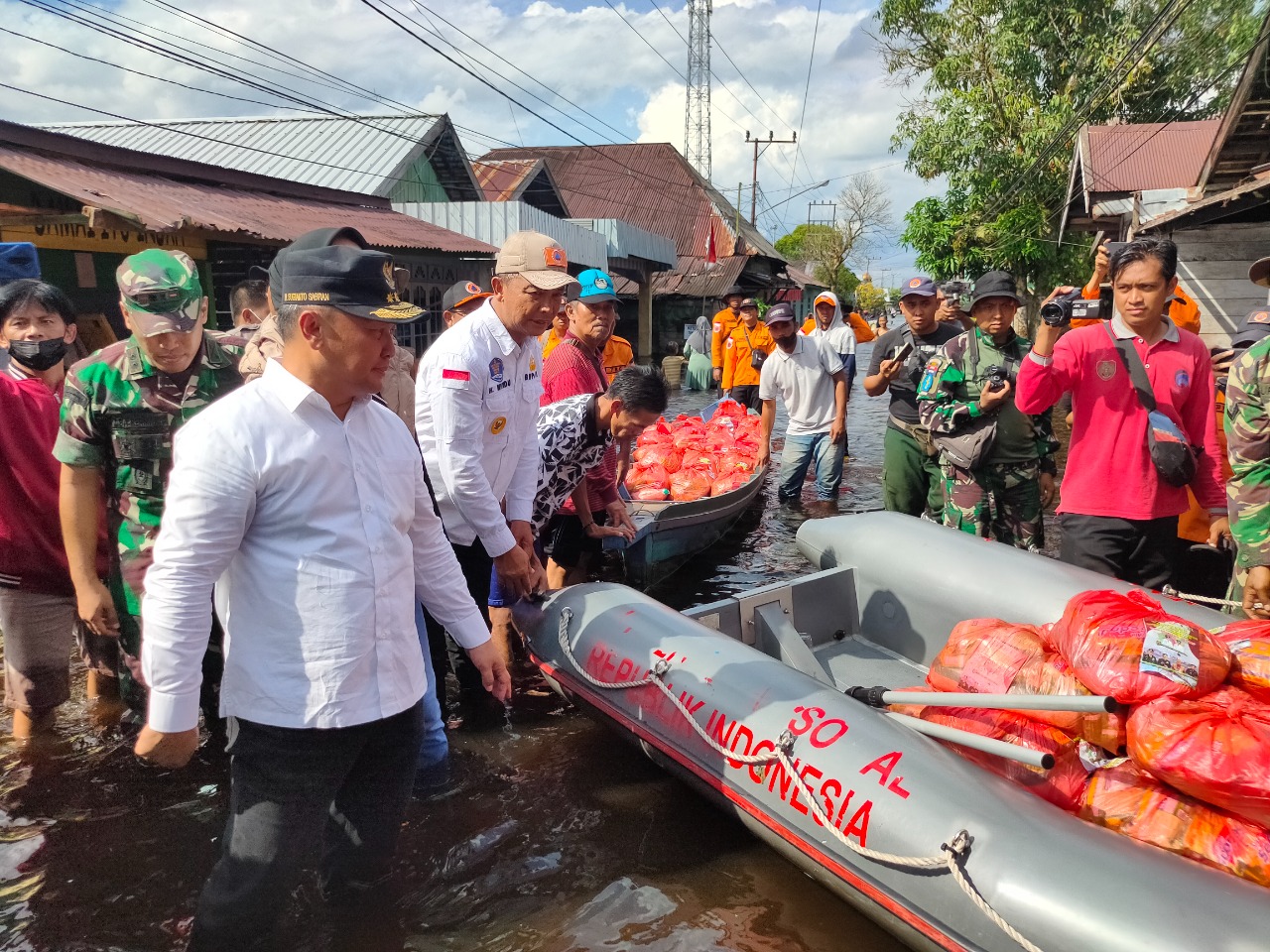 Gubernur Kalteng Distribusikan Langsung Bantuan Logistik Di Kelurahan Mendawai, Kab. Sukamara