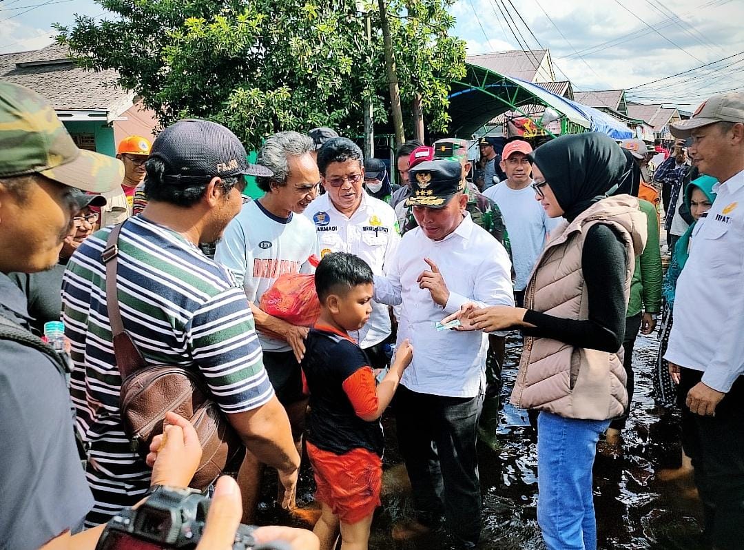 Gubernur Kalteng Distribusikan Langsung Bantuan Logistik Di Kelurahan Mendawai, Kab. Sukamara