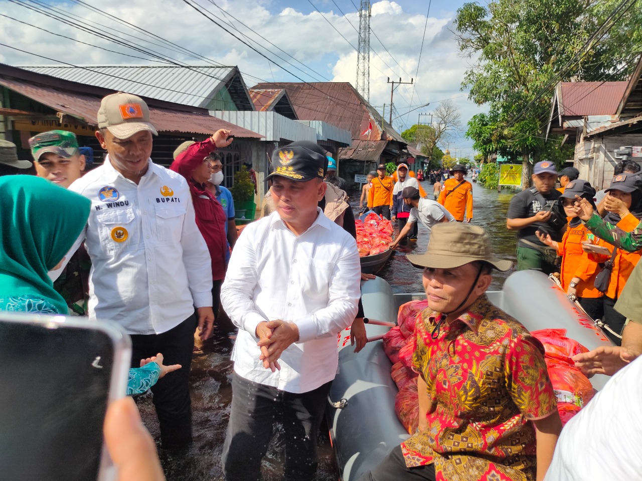 Gubernur Kalteng Distribusikan Langsung Bantuan Logistik Di Kelurahan Mendawai, Kab. Sukamara