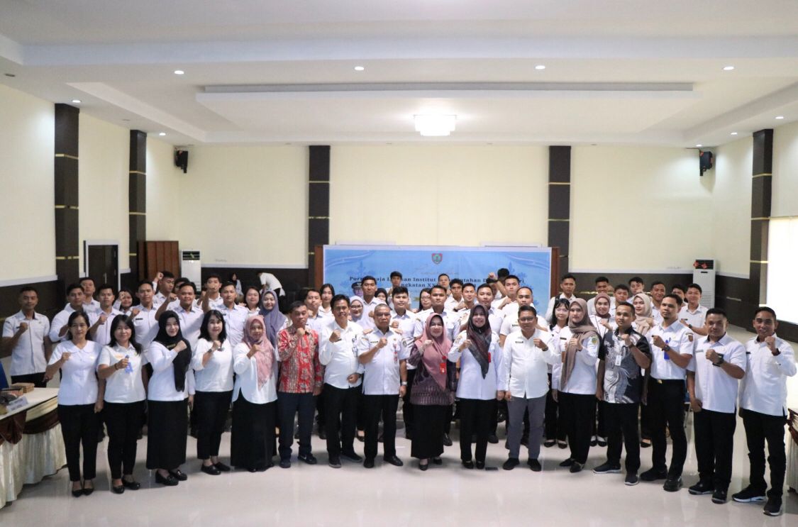 Badan Kepegawaian Prov. Kalteng Serahkan Purna Praja lulusan IPDN Angkatan XXX Tahun 2023 Kepada BKPSDM Kabupaten/Kota