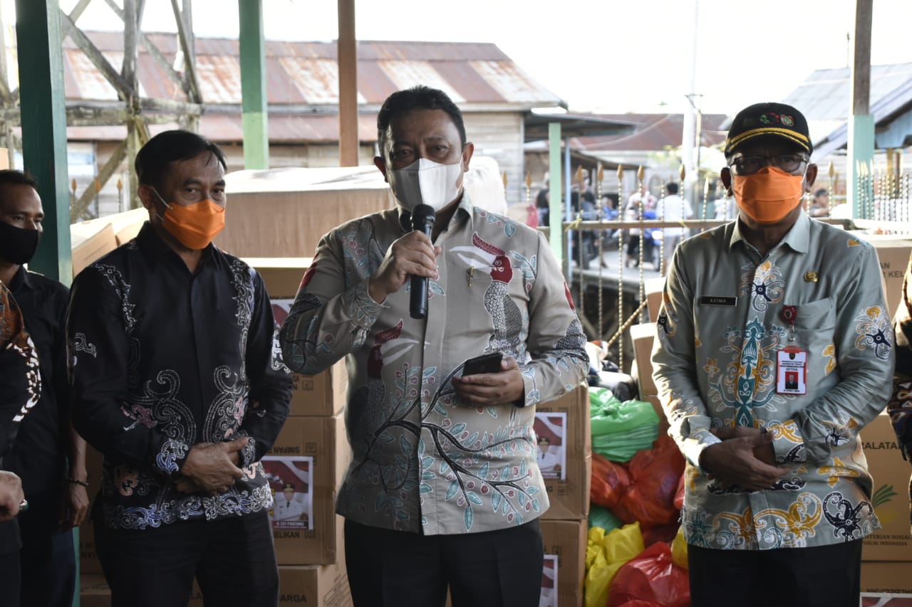 Wakil Gubernur  Kalteng H. Edy Pratowo Serahkan Bantuan Pemprov Kepada Korban Kebakaran Rindang Banua