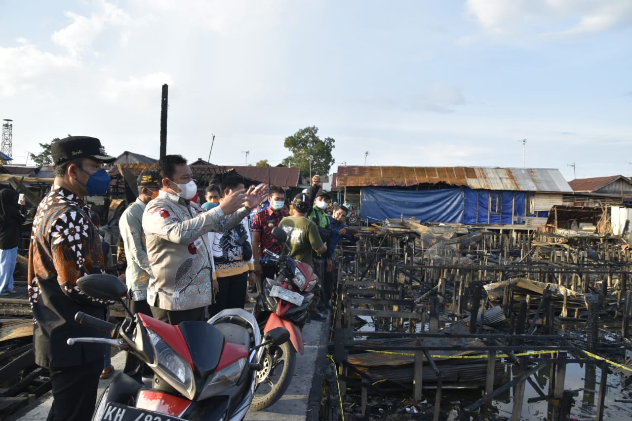 Wakil Gubernur  Kalteng H. Edy Pratowo Serahkan Bantuan Pemprov Kepada Korban Kebakaran Rindang Banua